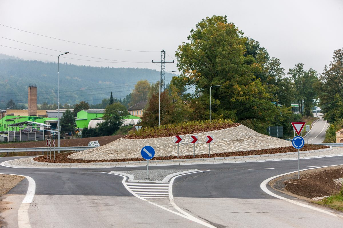 Okružní křižovatka silnic Husinec-Běleč
