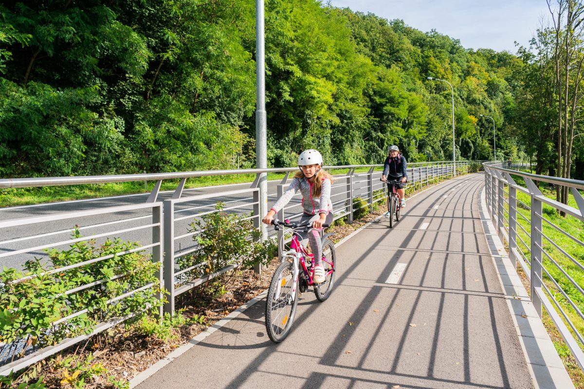 Lidé z města Hranice a okolí mohou díky nové Cyklostezce Bečva bezpečně a pohodlně dojíždět do práce či do školy na kole.